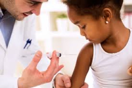 Foto de médico administrando una vacuna