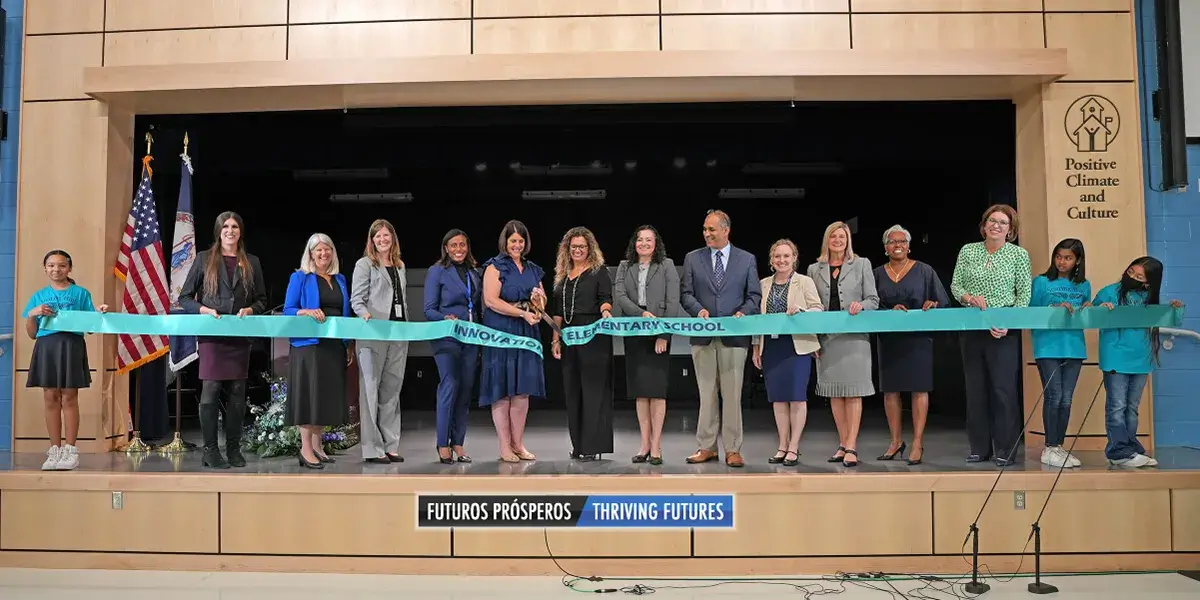 Photo of dignitaries cutting ribbon. Futuros prosperos. Thriving Futures. Positive Climate and Culture.