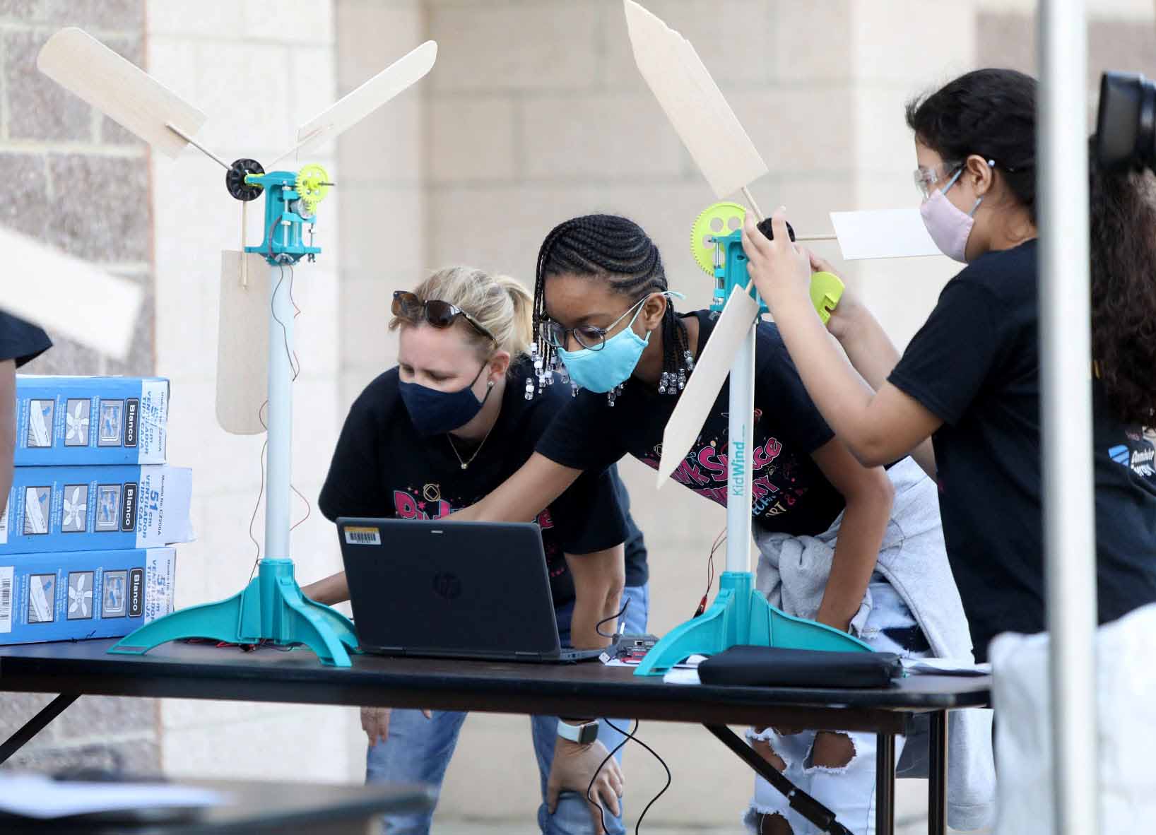 Imagen de alumnas mirando datos en una computadora portátil