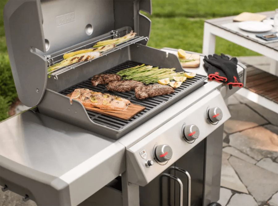 Gas grill with food cooking