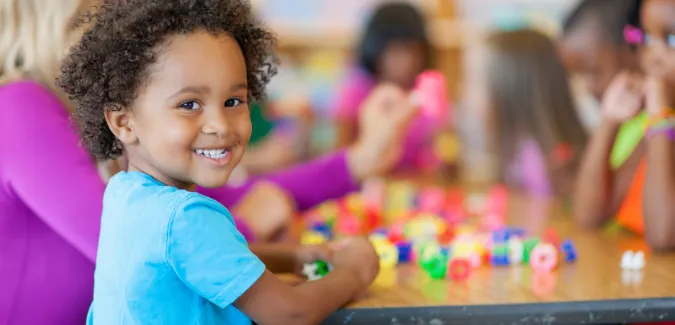 Alumno de kindergarten en su escritorio