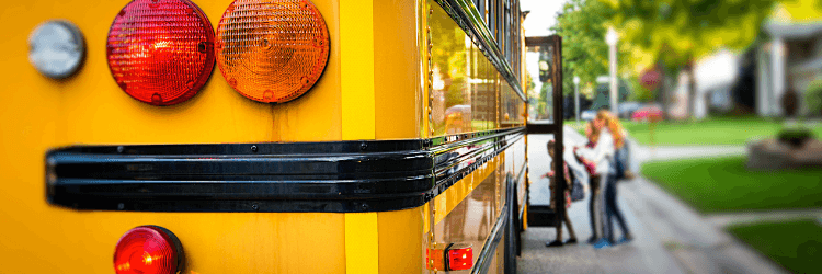 Ảnh chụp cảnh học sinh đang lên xe buýt của trường
