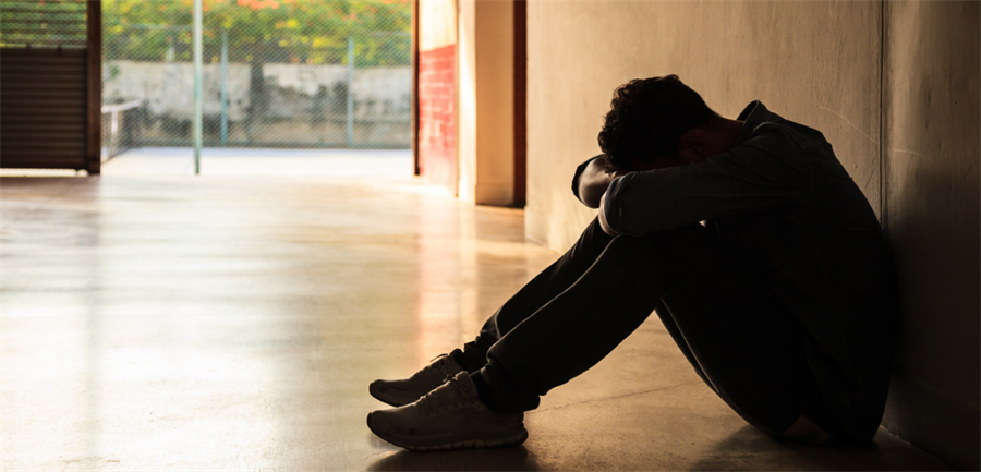 picture of student sitting in the hallway