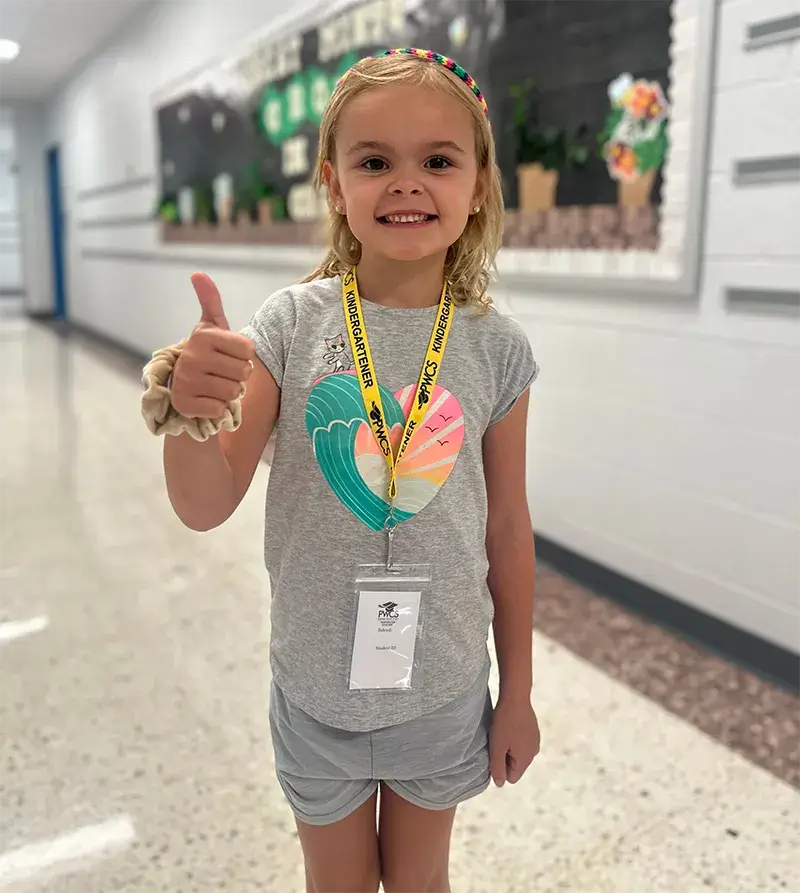 Student wearing PWCS Kindergartener lanyard